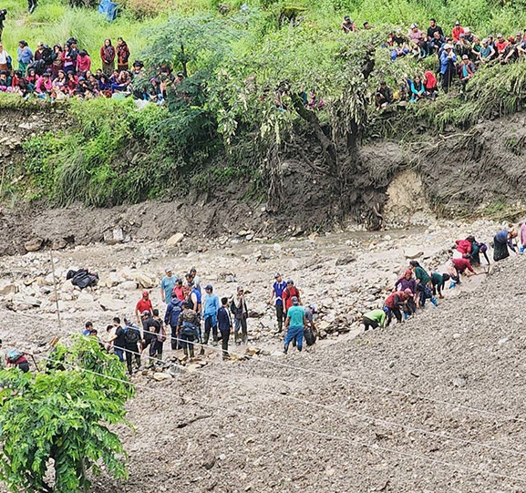 धार्चे पहिरो : बेपत्ता ५ जनाको खोजी जारी