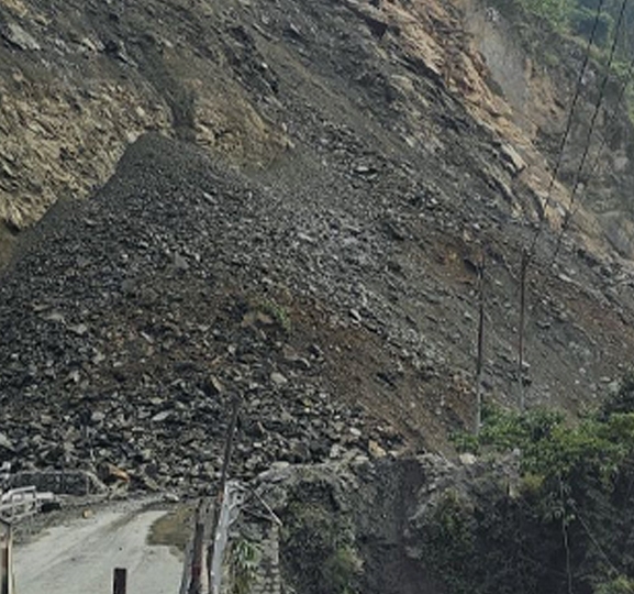 बाढीपहिरोले पाँच राजमार्ग अवरुद्ध