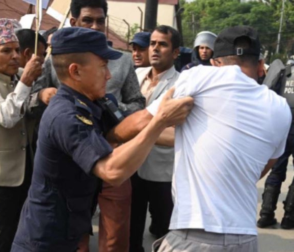 दुधको भुक्तानी दिन माग गर्दै विरोध प्रदर्शन, किसानमाथि प्रहरीको धरपकड