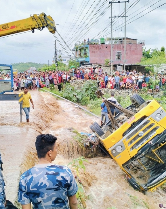 स्कुल बस दुर्घटनामा ११ जना घाइते