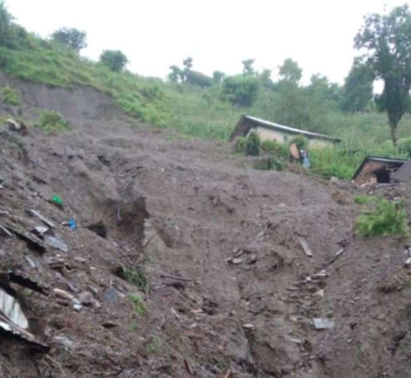 लमजुङमा पहिरोले तीन घर पुरिँदा चारजना बेपत्ता