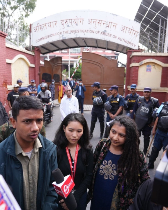 अख्तियार प्रमुखको राजीनामा माग्दै कार्यालयमा पुगे जेन जेड