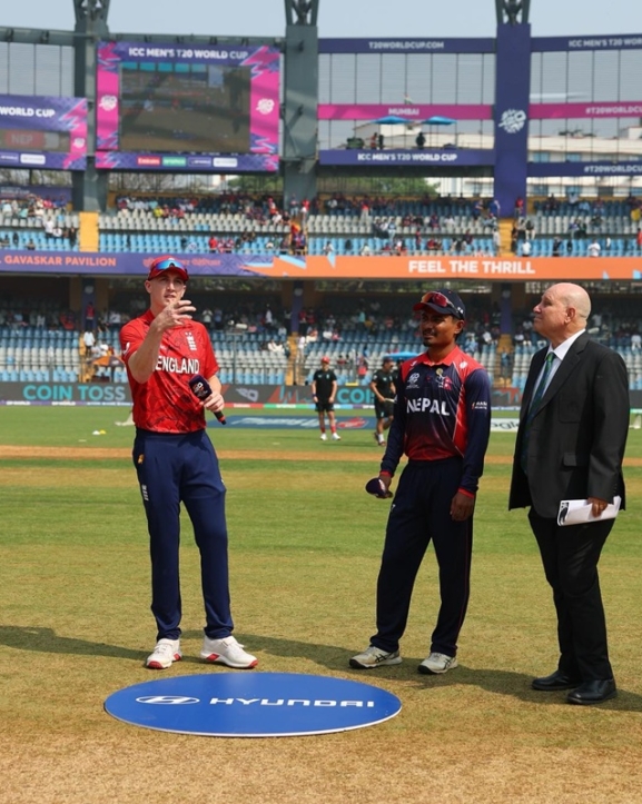इंग्ल्यान्डविरुद्ध पहिले बलिङ गर्दै नेपाल
