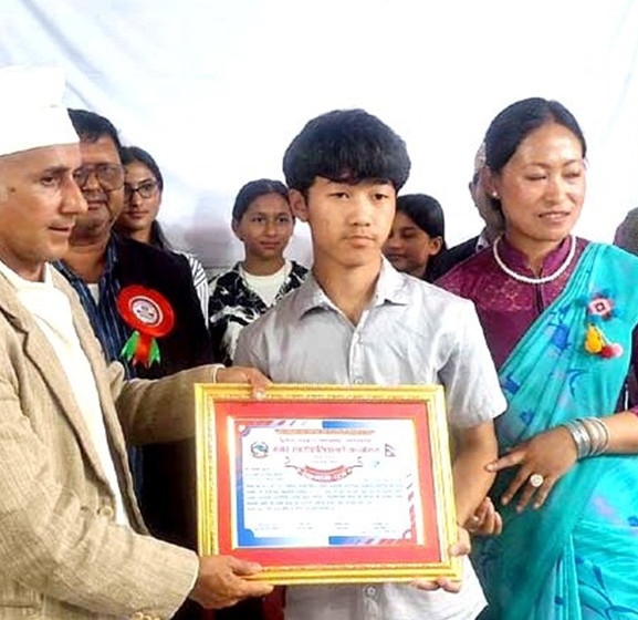 एसइईमा उत्कृष्ट विद्यार्थीलाई पुरस्कार