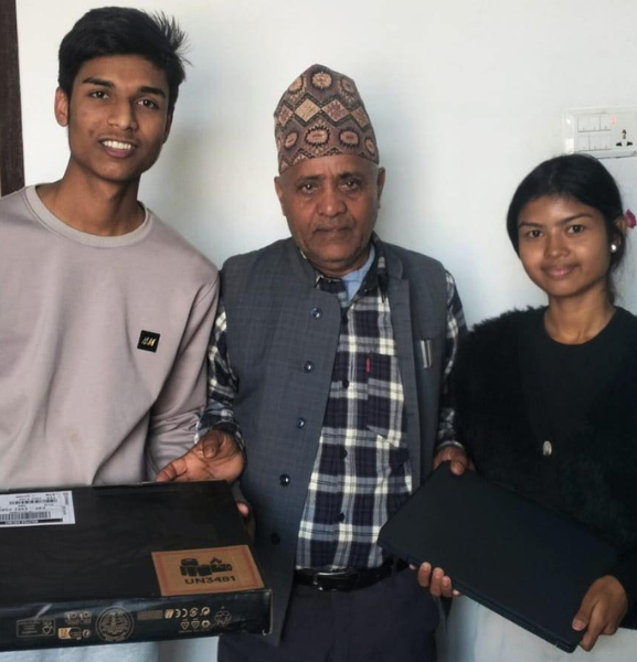 गुलरिया नगरपालिका–२ द्वारा विपन्न विद्यार्थीलाई ल्यापटप वितरण