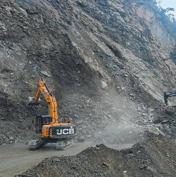तुइन खोलामा ढुंगा खस्न नरोकिएपछि मुग्लिन-नारायणगढ आवागमन ठप्प 