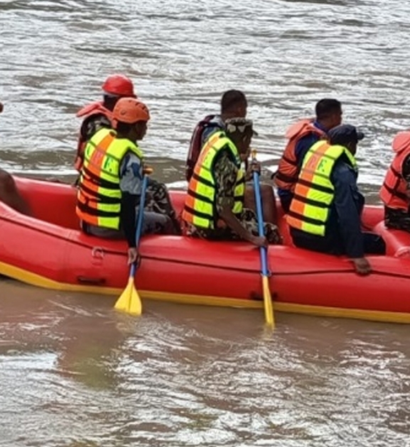 कर्णालीमा बेपत्ता गाडी र यात्रु खोज्न सशस्त्रको विपद् शिक्षालयबाट गोताखोर परिचालन