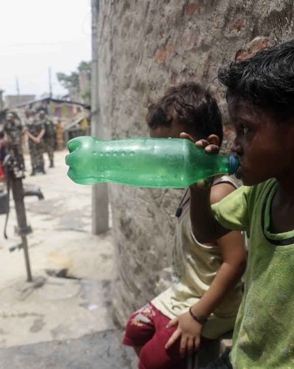 वीरगञ्जमा खानेपानीको हाहाकार, नेपाली सेनाद्वारा दैनिक ९० हजार लिटर पानी वितरण
