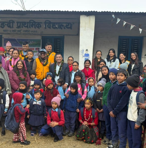 लायन्स क्लबद्वारा न्यानो कपडा तथा शैक्षिक सामग्री वितरण