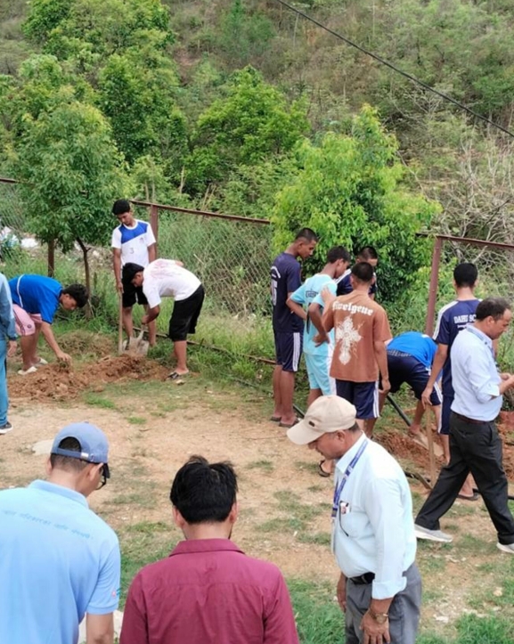 विद्यालयको आम्दानी बढाउन बुद्धचित्तको बिरुवा लगाइँदै