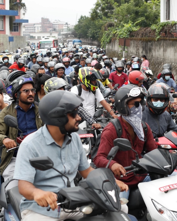 ढुवानी मजदुरहरूको आन्दोलनपछि पेट्रोल अभाव, सरकारी पम्पमा सवारी साधनको भिड