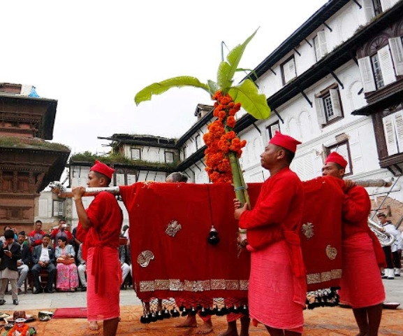 आज फूलपाती भित्र्याइँदै