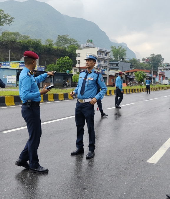 कास्कीमा प्रहरी प्रमुखकै नेतृत्वमा ‘सरप्राइज चेकिङ’, सडकमै उत्रिए वरिष्ठ अधिकारी