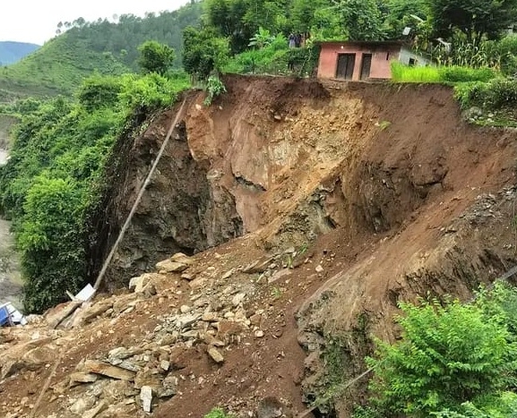 बझाङमा घरभित्र निदाइरहेका युवा पहिरोसँगै सेती नदीमा झरे, स्थानीयले गरे उद्धार