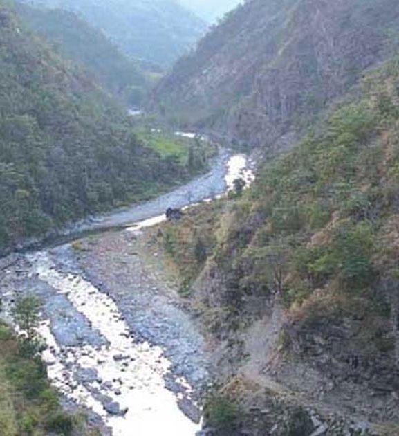 दिक्तेल-रेग्मीटार सडक : घर्तीभिरको चट्टान फुटाउन थालियो