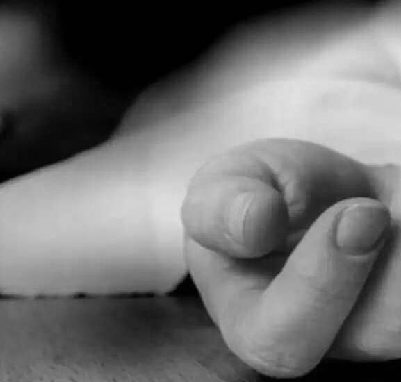 सडकको खाल्डोमा जमेको पानीमा डुबेर एक बालकको मृत्यु