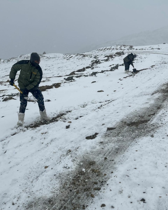 हिउँले अवरुद्ध बाटो पन्छाउँदै सशस्त्र प्रहरी (तस्बिरहरू)