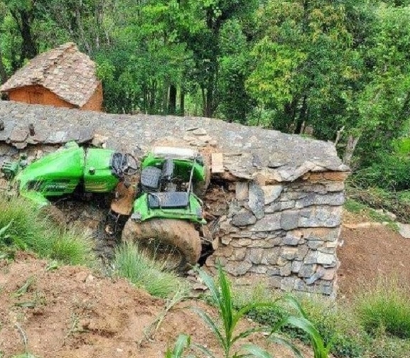 घरको छतमा ट्याक्टर खस्दा दुई बालिका घाइते