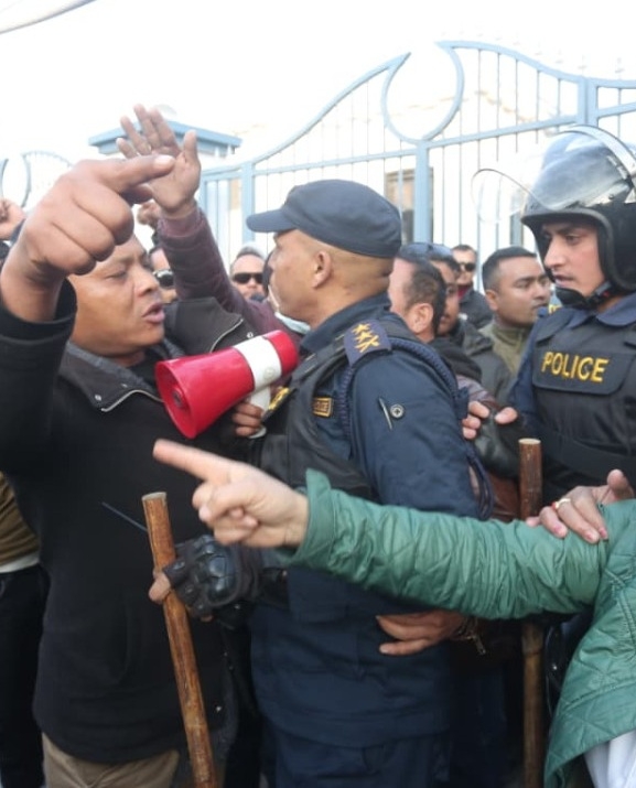 नेपाली कांग्रेसको आधिकारिकता विवाद उत्कर्षमा, दुवै पक्ष निर्वाचन आयोगमा प्रदर्शनमा