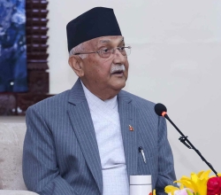 पत्रकार सम्मेलन गर्दै ओली