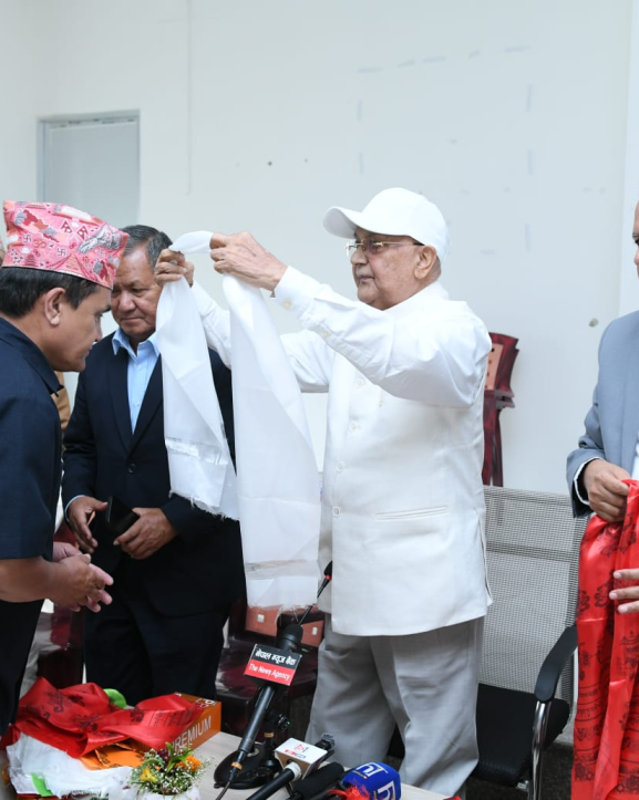 वामदेव गौतम समूहका नेताहरू एमालेमा फर्किए, ओलीले गरे स्वागत 