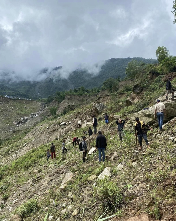 दोलखाको रानीवन क्षेत्रमा ८ हजार बिरुवा रोपियो