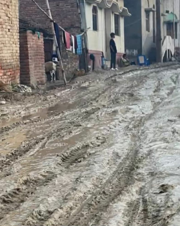 ईशनाथमा हिलाम्मे सडकले स्थानीयलाई सास्ती