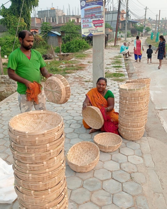 मिथिला क्षेत्रका डोम र बिन समुदायका मानिस चङेरा, ढकी, छिटी बनाउन व्यस्त