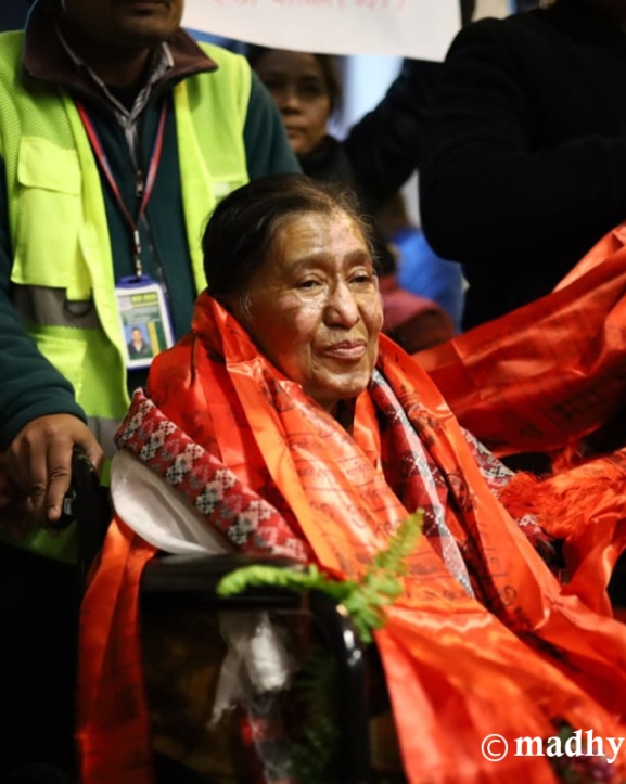 तीन महिनाको उपचारपछि स्वदेश फर्किइन् झलनाथ पत्नी रविलक्ष्मी (तस्बिरहरू)