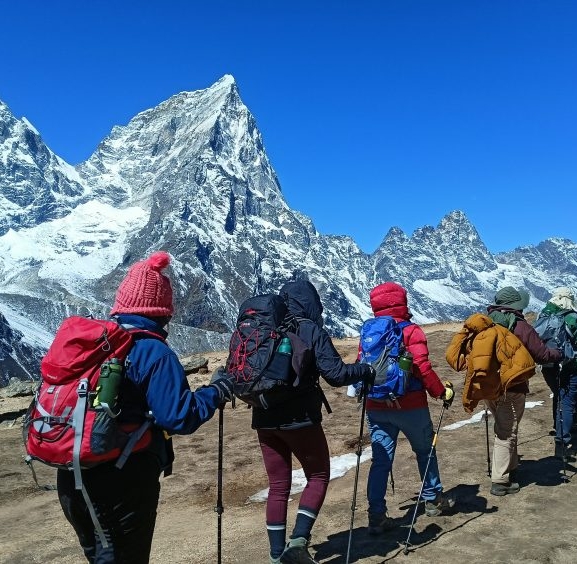 खुम्बु क्षेत्र पर्यटकले खचाखच, लुक्लामा एकै दिन दुई सय उडान