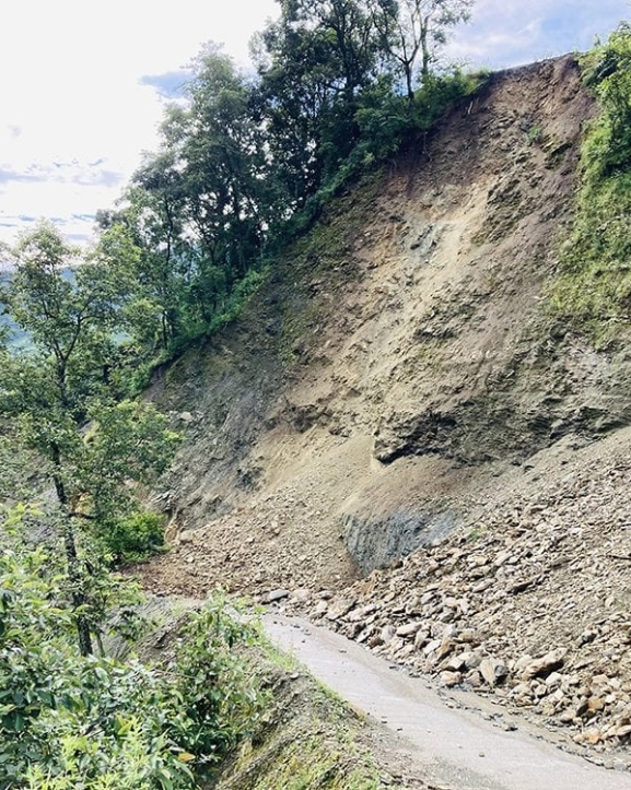 बुद्धसिंह मार्गको नाल्दीघाटको पहिरो अझै हटेन