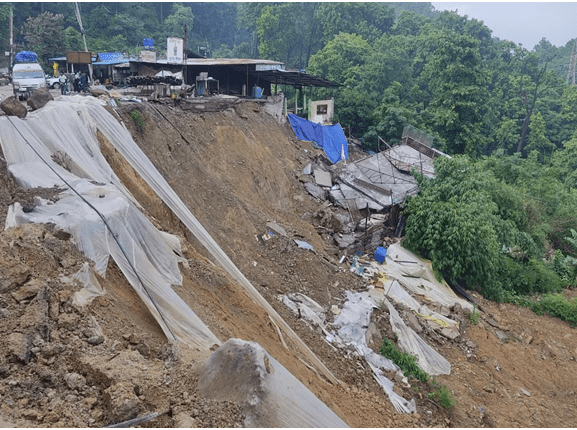 दाउन्नेमा सडक भासियो, यातायात सञ्चालनमा रोक