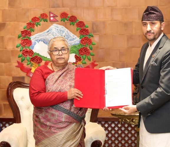 सञ्चारमन्त्री खरेलले दिए राजीनामा