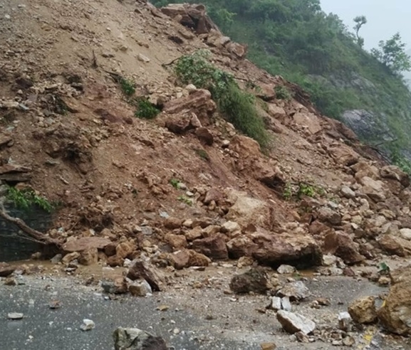 बाढीले मध्यपहाडी लोकमार्ग अवरुद्ध