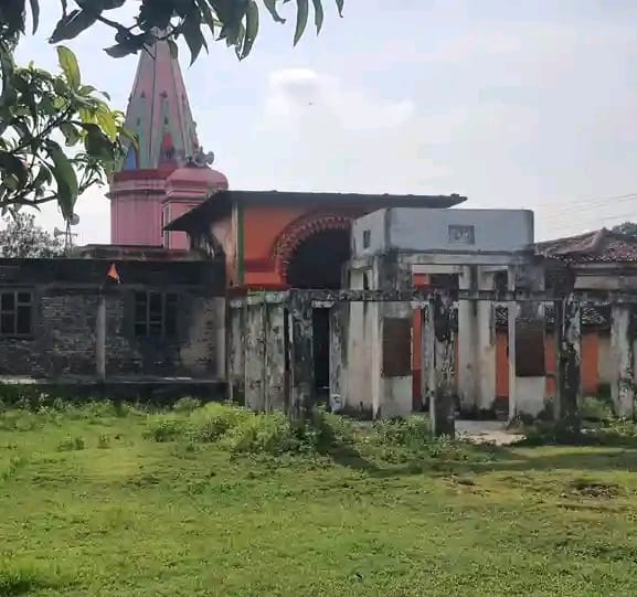 जीर्ण अवस्थामा पकहामैनपुरको श्रीराधा कृष्ण मन्दिर 