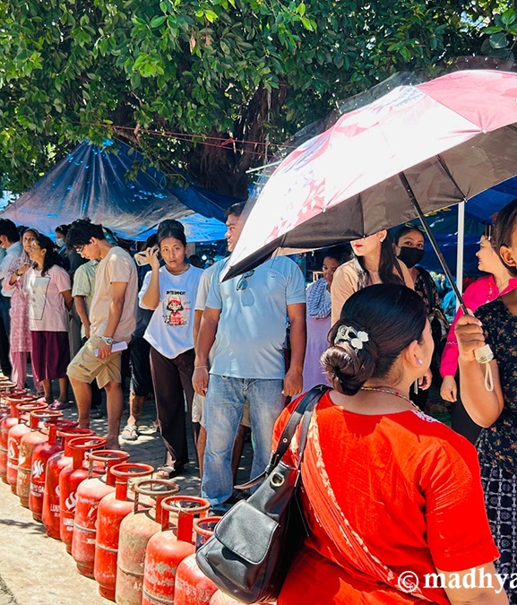 रुपन्देहीमा सिधै उपभोक्तालाई ग्यास वितरण, टन्टलापुर घाम सहँदै लाइनमा उपभोक्ता (तस्बिरहरू)