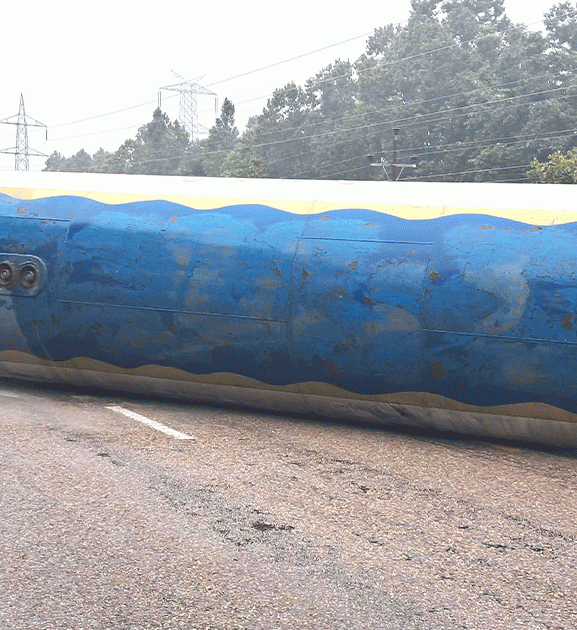 एलपी ग्यास बोकेको ट्यांकर दुर्घटना हुँदा पूर्वपश्चिम महेन्द्र राजमार्ग अवरुद्ध