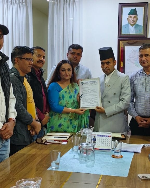 सरकारी विज्ञापन निजी मिडियालाई रोक्ने निर्णय खारेज गर्न माग गर्दै सञ्चारमन्त्रीलाई महासंघको ज्ञापनपत्र