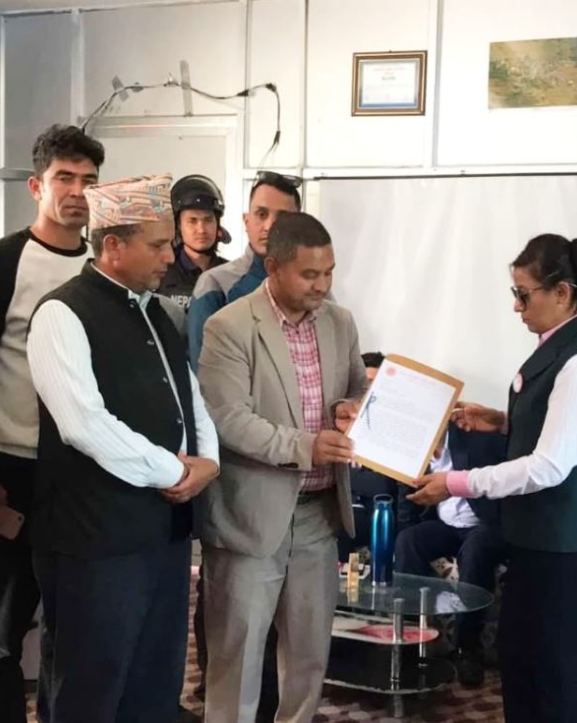 एमाले रूकुम पूर्वले जिल्ला प्रशासन कार्यालयमा बुझायो ज्ञापनपत्र