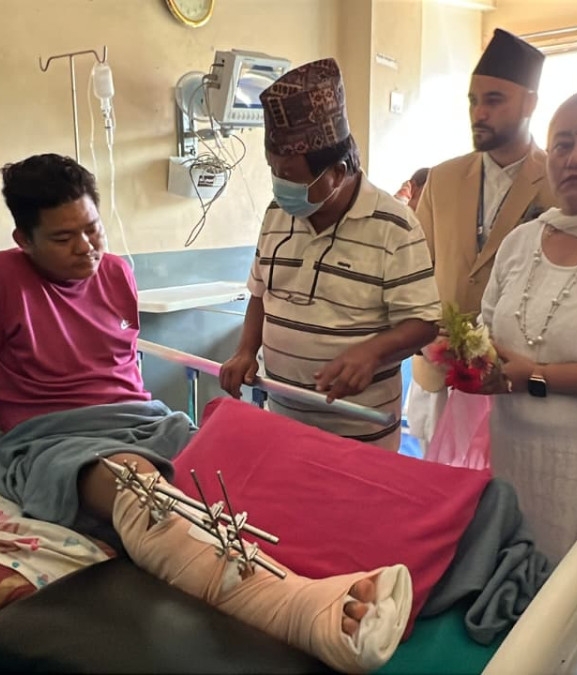 जेनजी आन्दोलनः घाइतेको स्वास्थ्यस्थिति बुझ्न शिक्षामन्त्री अस्पतालमा