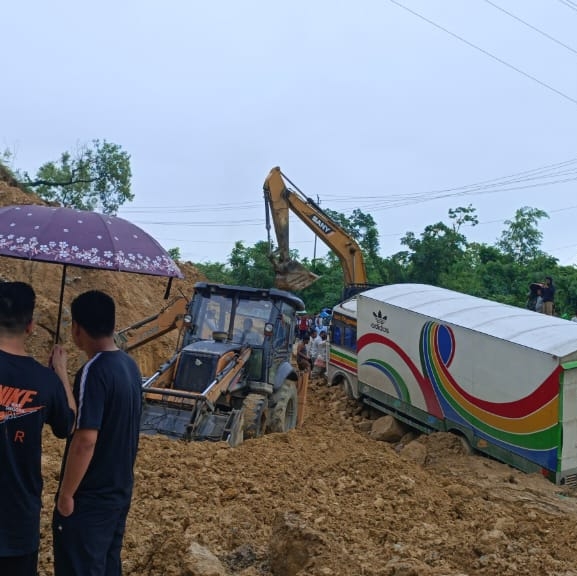 दाउन्ने सडकखण्ड भासिँदा सवारी आवागमन बन्द