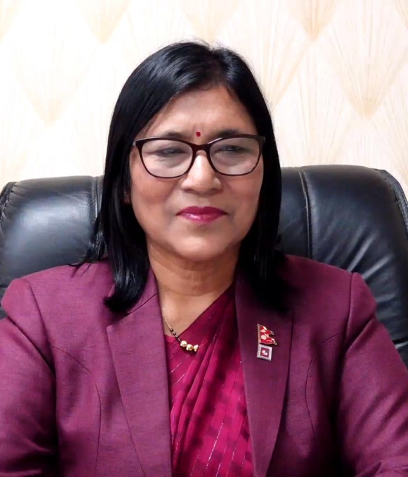 महिला मतदातालाई निर्वाचन आयुक्त तुलाधरको अपिल : ५ बजेभित्रै मतदान गर्न जानुहोस्