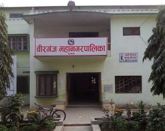 बेवारिसे सवारीसाधन हटाउँदै वीरगञ्ज महानगर