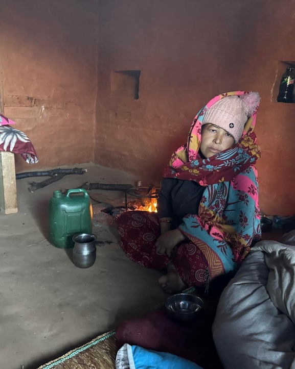 ‘बर्थिङ सेन्टर’ टाढा छ, गर्भवतीलाई स्ट्रेचरमा लैजान बोक्ने पुरुष पाइन्न