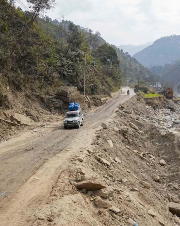 बाढीले बगाएर एक कर्मचारीको मृत्यु, विपी राजमार्ग खुलाउने प्रयास