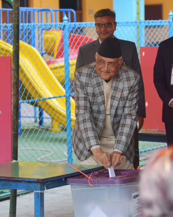 एमाले अध्यक्ष ओलीले गरे मतदान