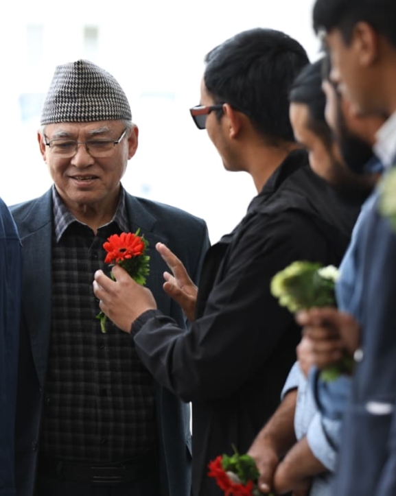 नेतृत्व परिवर्तनको माग राख्दै एमाले सचिवालय सदस्यलाई फूल (तस्बिरहरू)