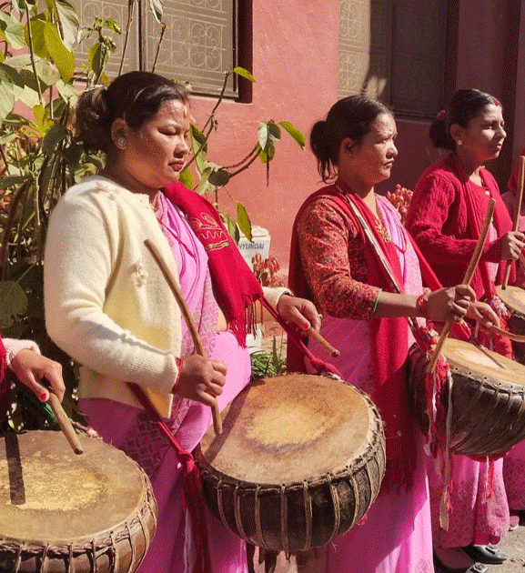 महिला समूहलाई नौमती बाजा बजाउन भ्याइनभ्याइ