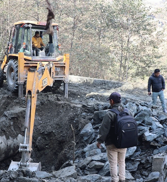 म्याग्दीको झिनडाँडामा माटो मिसिएको गिट्टी प्रयोग गरेपछि ढलान भत्काइयो