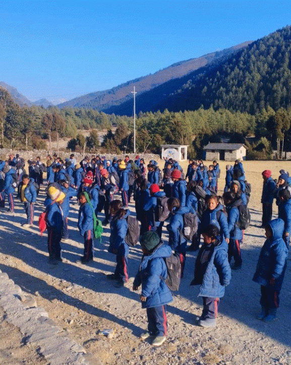 ढोरपाटनका विद्यार्थीको पीडा: कठ्याङ्ग्रिँदै पढ्नुपर्ने बाध्यता